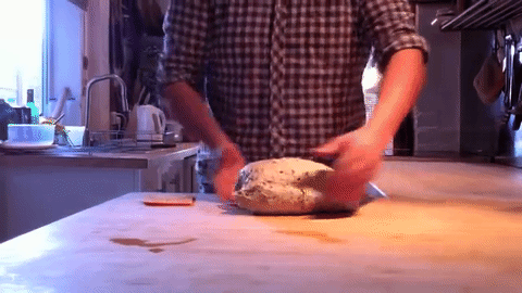 Como sovar massa de pão no método slap and fold