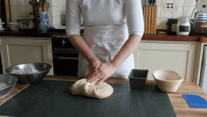 Como sovar a massa do pão no método esticar e dobrar