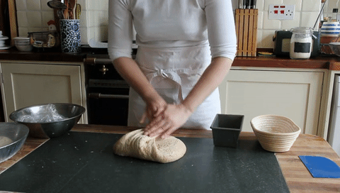 Como sovar massa de pão no método esticar e dobrar
