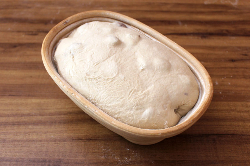 Massa de pão fermentada dentro de um banneton