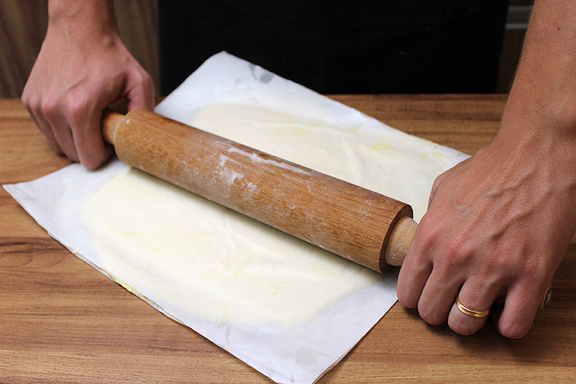 Receita de Croissant: Amassando a manteiga