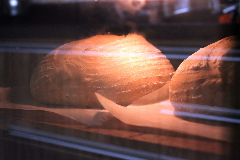 Dois pães dentro de um forno doméstico