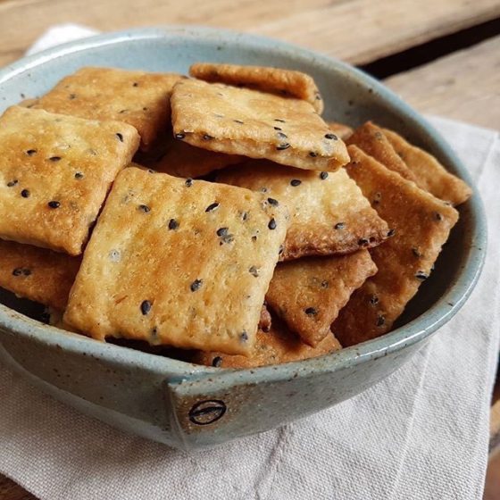 Aproveitar as sobras do fermento natural: Crackers com Gergelim da Vivi Lavratti