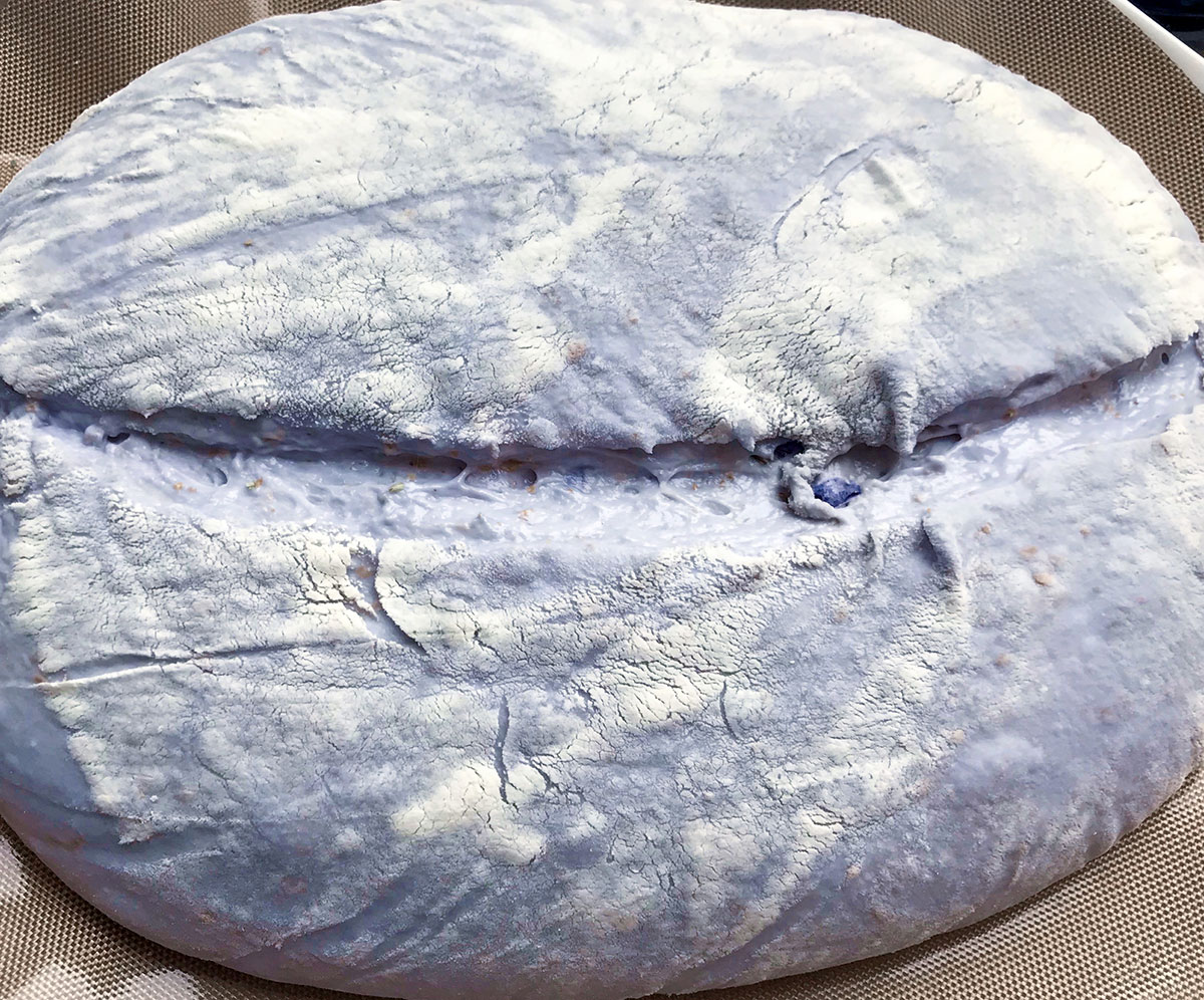 Pão Azul com corte