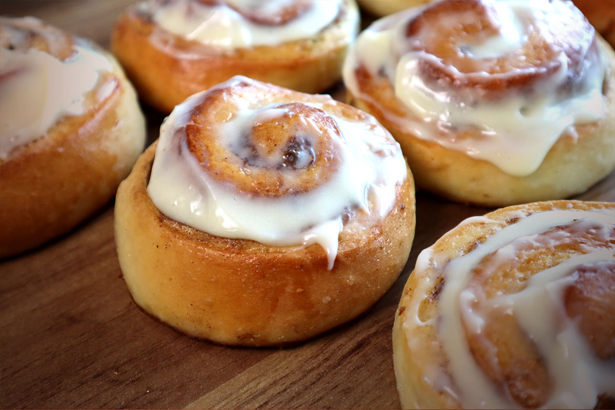 Cinnamon roll é um pãozinho doce de canela que foi criado na